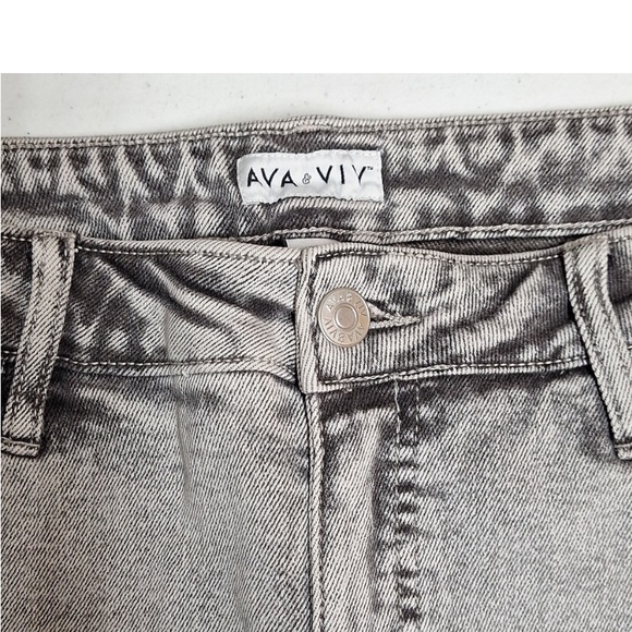 NEW! Plus Size High-Rise Stretch Denim Jean Shorts, Ava & Viv - Gray Acid Wash - Picture 4 of 8